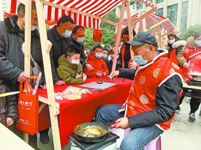 灯谜猜起来，舞龙舞狮耍起来 居民闹元宵年俗味满满